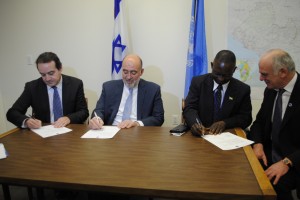 Israeli UN Amb. Ron Prosor, donation against Ebola. Photo: Foreign Ministry.
