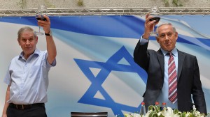 Mossad chief Tamir Pardo raises a glass of wine with Prime Minister Benjamin Netanyahu. Photo: warsclerotic.wordpress.com Mossad chief Tamir Pardo raises a glass of wine with Prime Minister Benjamin Netanyahu. Photo: warsclerotic.wordpress.com