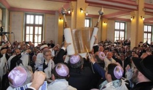 A synagogue celebration. Photo: Karel Valansi. 