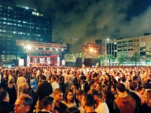 Thousands of Israelis gathered last year in Rabin Sq on Yom Hazikaron, Israel's Day of Remembrance, to honor those who died defending the Jewish state. Photo: Twitter.