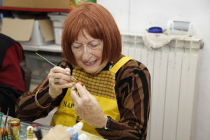 Hana Kessler, 79, paints at the Lifeline for the Old facility in Jerusalem. Photo: Bonnie Geller/Lifeline for the Old.