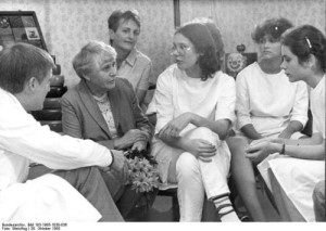 German neonatologist Ingeborg Syllm-Rapoport in a discussion with nurses in a German hospital in 1985. Photo: The German National Archive via Wikimedia Commons.