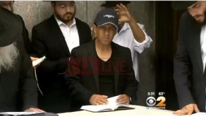 Jockey Victor Espinoza prayed at the Rebbe's grave in Queens on Thursday. Photo: Screenshot.