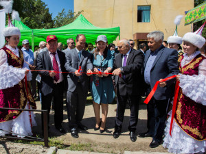 At the ribbon-cutting ceremony: Deputy Head of MASHAV, Ilan Fluss, (third from left) and Ambassador Eliyahu Tasman (third from right). Photo: Courtesy