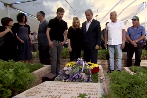 The Netanyahu family visiting the grave of Israeli Prime Minister  Benjamin Netanyhau's brother, Lt. Col. Yoni Netanyahu, who was killed during Operation Entebbe. Photo: Screenshot. 