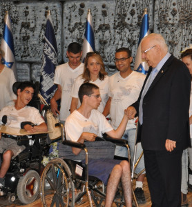 President Reuven Rivlin with students from the ONN School. Photo: Israeli government. 
