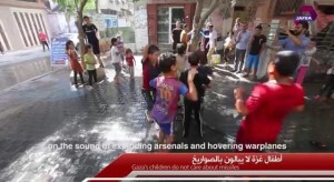 Children in the Gaza Strip played outdoors during air raids. Photo: Screenshot.