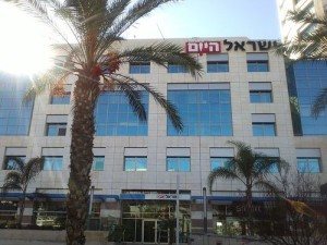 A report shows 40.8 percent of the Israeli public read Israel Hayom on a regular basis on weekdays. Photo: Wikimedia Commons.