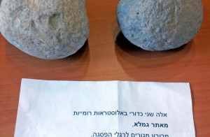 The returned stones, and accompanying note. Photo: Tazpit. 