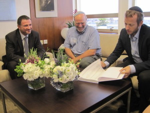 From left to right, Knesset Speaker Yuli Edelstein, Gidon Ariel of Root Source, and Rabbi Tuly Weisz of Israel365 in Edelstein's Knesset office. Israel365 presented Edelstein with a Jerusalem unity proclamation that was signed by more than 50,000 people. Photo: Courtesy Israel365.