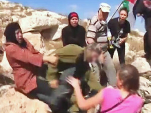 Arab web users voiced their support for an Israeli soldier being attacked by a group of Palestinian women of the restraint he exhibited. Photo: YouTube/screenshot.