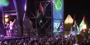 Matisyahu faces a sea of Palestinian flags. Photo: Screenshot. 