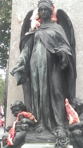 A Jewish statue in London was covered in slabs of raw meat. Photo: Twitter.