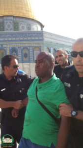 A French tourist was injured after he "waved" an Israeli flag on the Temple Mount. Photo: Elder of Ziyon.