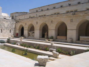 The inner courtyard of the Rockefeller Archaeological Museum. Photo: Wikimedia Commons.