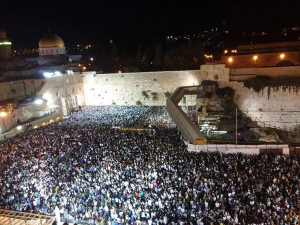 Thousands gather at the Western Wall on the eve of Yom Kippur. Photo: Twitter.