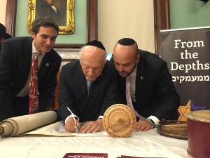 Rabbi Arthur Schneir, center, Photo: From the Depths.