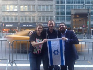 Jeremy Dery (center), with Maya Fridman and Yosef Hershkop at the pro-Israel rally in New York on Oct. 7. Photo: Facebook.
