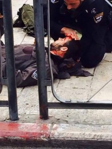 Border Policeman Raz Bibi, who managed to neutralize the terrorist who stabbed him in the neck. Photo: Israel Hatzolah/Twitter.
