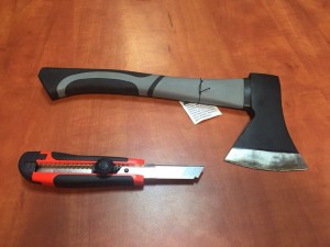 Police units arrest two Arab suspects armed with a utility knife and ax. Photo: Twitter.