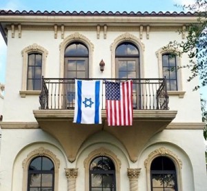 One of the many houses in South Florida hanging Israeli flags to show solidarity with Israel. Photo: Provided.
