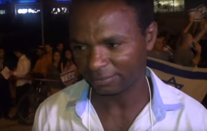 Renaddi Kassau, who recounted how he helped subdue a Palestinian terrorist in the midst of a stabbing attack near the Petah Tikva mall. Photo: Screenshot.