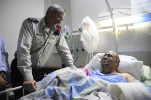 Former Chief of Staff of the Israel Defense Forces Benny Gantz met with IDF Captain Ziv Shilon in the hospital after he was injured in 2012. Photo: Ziv Shilon.