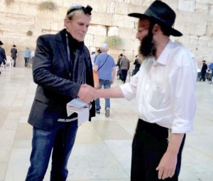 Singer Michael Bolton put on teffilin for the first time at the Western Wall in Jerusalem. Photo: Facebook.