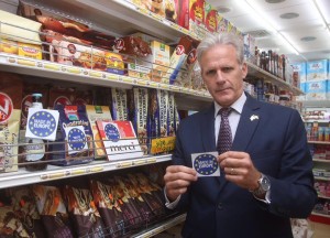 MK Michael Oren at a supermarket in Israel, where he is demonstrating his campaign to label products made in Europe. Photo: Facebook.