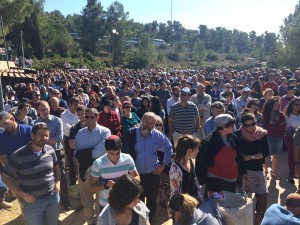 Thousands of mourners at the funeral for terror victim Yaakov Don in Gush Etzion. Photo: Twitter. 