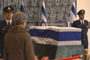The public pays its respects to the late President Navon. Photo: Israel Foreign Ministry, GPO/Kobi Gideon. 
