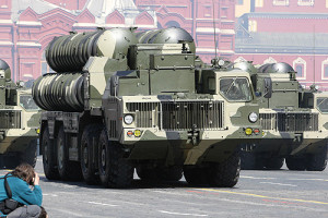 Russia's S-300 missile system on parade in Moscow's Red Square in 2009. Photo: Wikimedia Commons. 