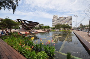 The Rabin Square ecologic pool in Tel Aviv. Photo: Ron Henzel via Wikimedia Commons.