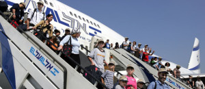 French Jews arriving in Israel. Aliyah from France hit record numbers this year. Photo: Facebook/Aliyah de France.