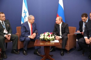 Israeli Prime Minister Benjamin Netanyahu (left) with Russian President Vladimir Putin at the climate conference in Paris this week. Photo: Facebook.