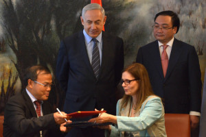 Vietnamese Deputy Prime Minister Hoàng Trung Hải (back, right) and Israeli Prime Minister Benjamin Netanyahu watch Israeli and Vietnamese officials sign a memorandum of understanding between the two countries on diplomatic and political dialogue. Photo: Kobi Gideon/GPO.