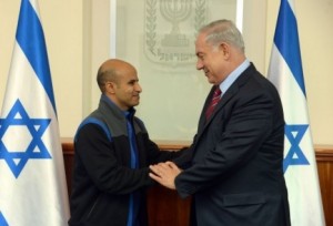 Ouda Tarabin (left) with Israeli Prime Minister Benjamin Netanyahu after the former was freed from Egyptian prison. Credit: GPO.