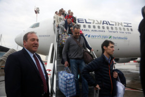 Rabbi Yechiel Eckstein (left), founder and president of the International Fellowship of Christians and Jews, welcomes Ukrainian immigrants to Israel. The humanitarian aid group said it plans to double its organizing of immigration to Israel in 2016. Photo: Courtesy of The Fellowship.