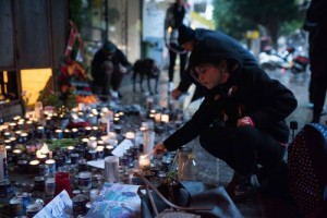 Israelis light memorial candles outside the pub on Dizengoff Street  in central Tel Aviv, on January 3, 2016, two days after two people were killed in a shooting at the bar and several injured. Israeli security forces are still searching forthe shooter who disappeared in the Tel Aviv area. Photo: Ben Kelmer/Flash90