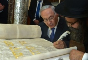 Prime Minister Benjamin Netanyahu writes the final letters of a Torah scroll dedicated to Israel's fallen soldiers. Photo: Kobi Gideon/GPO.
