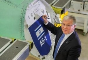 In Fort Worth, Texas, Israeli delegation head Aharon Marmarosh signs the frame of the first Israeli F-35 fighter jet. Photo: Israeli Defense Ministry and Lockheed Martin.