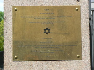 A plaque in Copenhagen commemorating slain Israeli security guard Dan Uzan. Photo: Jarosław Góralczyk via Wikimedia Commons.
