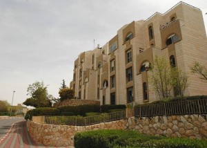 The community of Maaleh Adumim.  A security guard in a Maaleh Adumim shopping center near Jerusalem was critically injured. Photo: Wikimedia Commons.