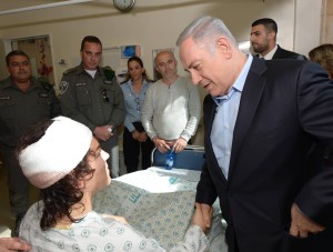 Israeli Prime Minister Benjamin Netanyahu visits with a border policewoman wounded in Wednesday's terrorist attack in Jerusalem. Photo: GPO