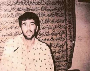 A photograph of missing Israeli Air Force officer Ron Arad taken in 1987. A Lebanese newspaper reported that the parachute and uniform of Ron Arad was found. Photo: Yedioth Achrnoth via Wikimedia Commons.