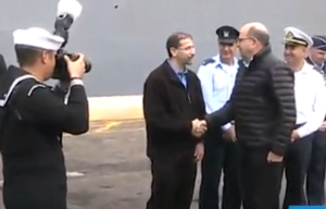 Israeli Defense Minister Moshe Ya'alon shakes hands with US Ambassador to Israel Daniel Shapiro near the USS Carney, in Haifa. Photo: Screenshot Walla 