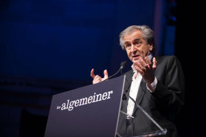 Famed humanitarian and philosopher Bernard-Henri Lévy speaks during the third annual Algemeiner “Jewish 100 Gala” in New York. Photo: Fotobuddy Photography. 