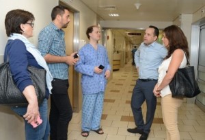 Yevgeny Tsiplin (center), a Russian victim of Tuesday's Palestinian stabbing spree in Jaffa, in the hospital in Tel Aviv. Photo: Tel Aviv Sourasky Medical Center.