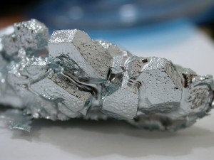 Gallium crystals in liquid form induces “flocculation” of the clotting protein in blood. Photo: Wikimedia Commons.