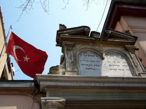 A Hebrew inscription outside the Beth Yaakov Synagogue in Kuzguncuk, Üsküdar, Turkey. Photo: Wikimedia Commons.